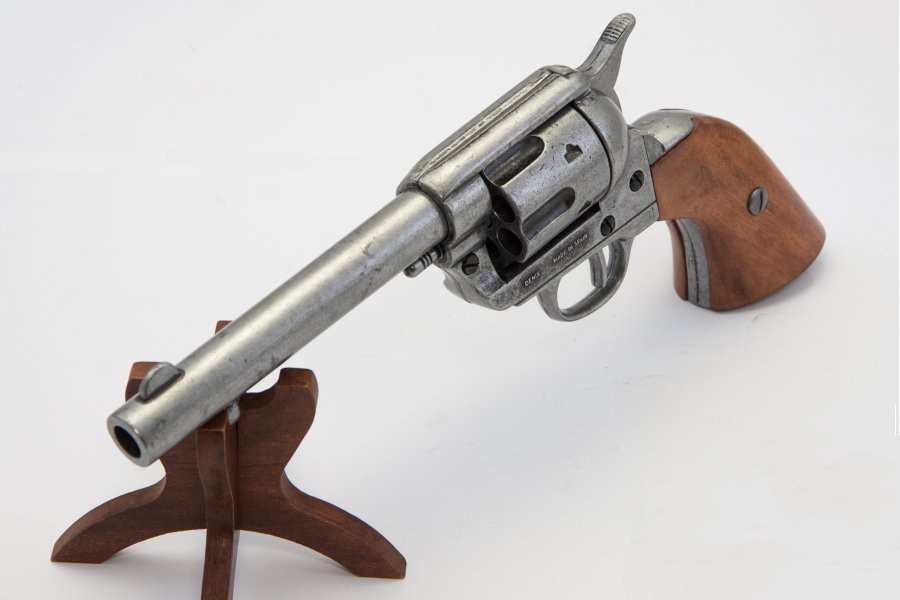 replika-korabeli-tuzfegyverek-revolverek-peacemaker-colt-cal45-3-A9Wl